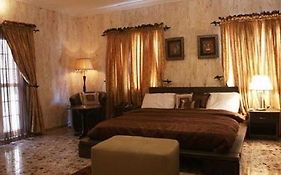 Charlies Place And Suites